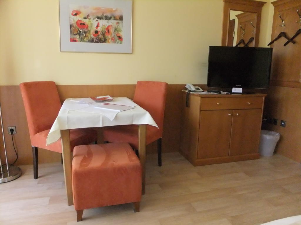 Aparthotel Christine Bad Fussing Room photo