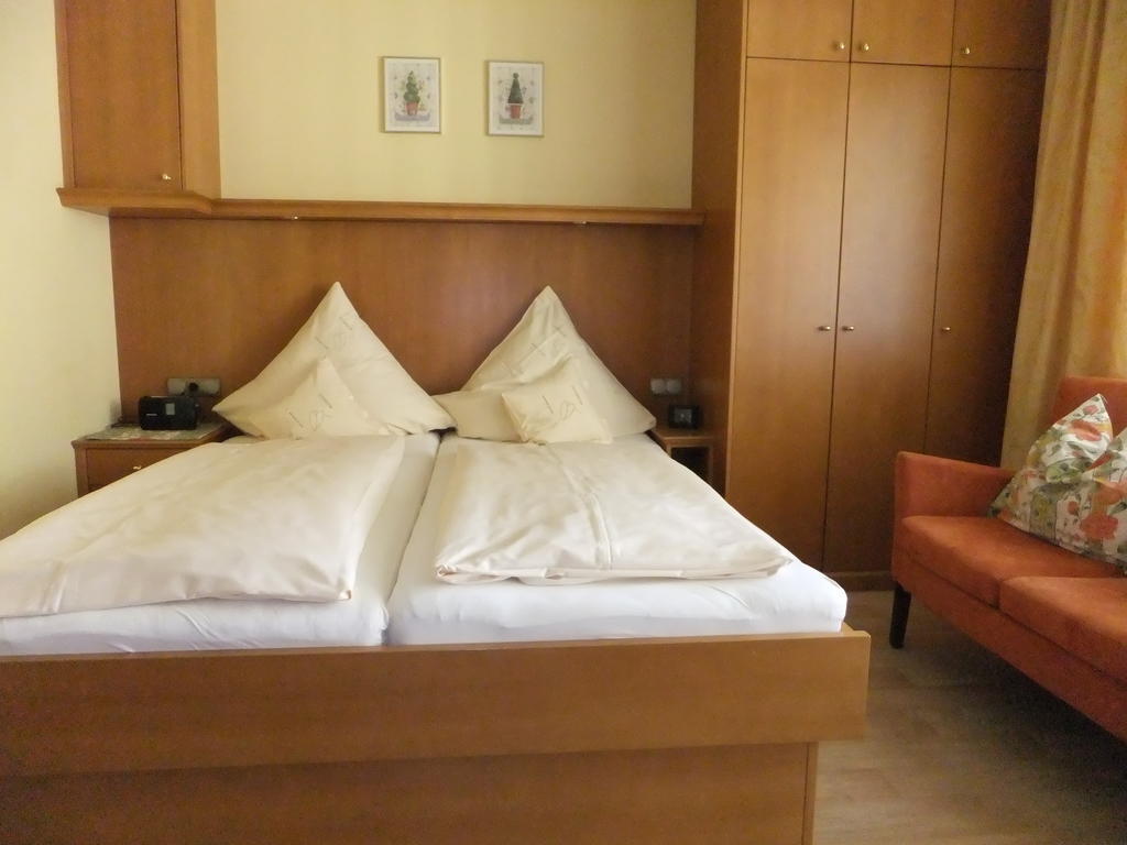 Aparthotel Christine Bad Fussing Room photo