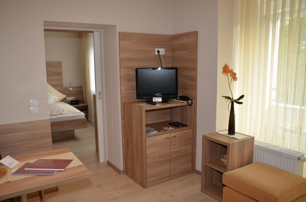 Aparthotel Christine Bad Fussing Room photo
